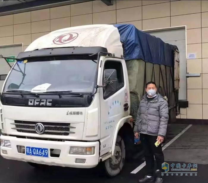 武漢東風(fēng)輕卡司機(jī)肖昌文倡議貨車(chē)司機(jī)成立抗擊肺炎志愿者團(tuán)隊(duì)