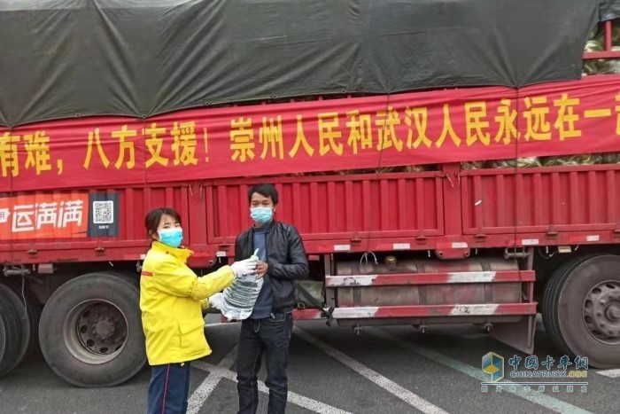 四川高速中油能源加油站，為支援車輛免費提供可蘭素(小桶裝)