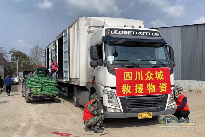 60多名志愿者完成了兩臺(tái)車合計(jì)50噸蔬菜的采摘、打包、裝車工作