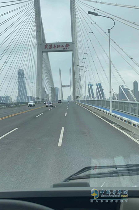 經(jīng)過(guò)20個(gè)小時(shí)的奔波，李明抵達(dá)武漢境內(nèi)。