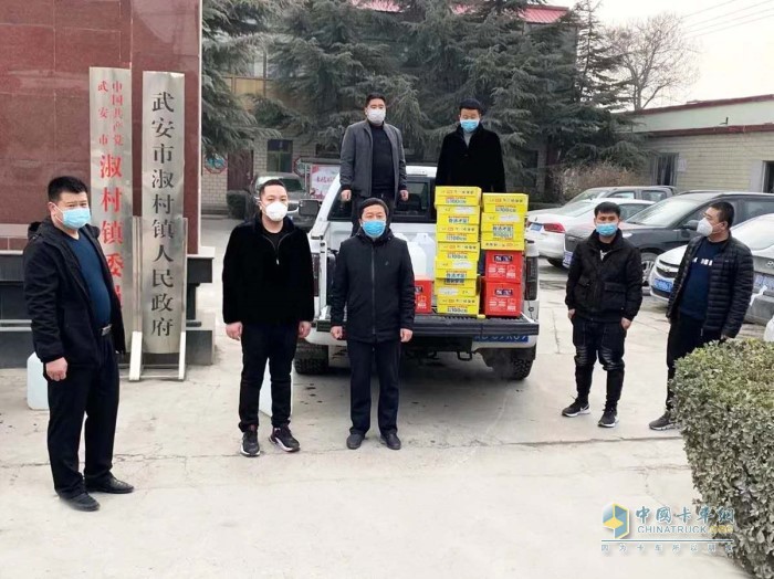 東風汽車股份旗下東風福瑞卡授權經銷商河北鏢通貿易有限公司總經理李成浩向當地交通疫情監(jiān)測點送滿載愛心的物資