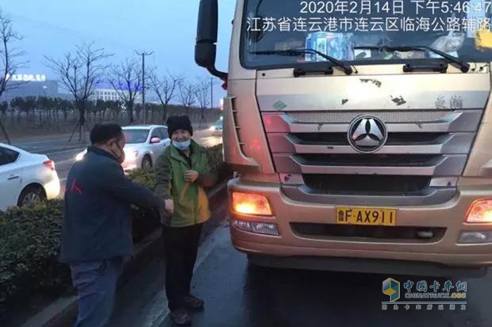 維修完畢后，于師傅緊緊握住孫站長的手表示感謝