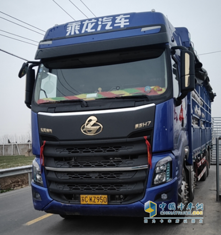 車隊(duì)隊(duì)員李威威的2019款乘龍H7，被隔離期間就住在此