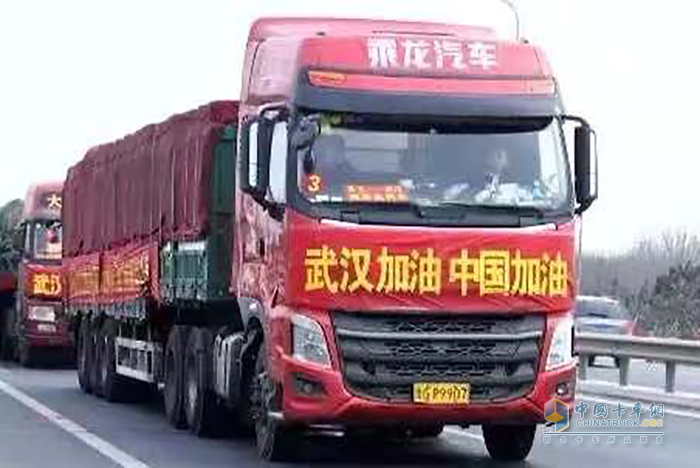 1月28日，20多位駕駛員“人歇車不歇”，駕駛14輛滿載新鮮蔬菜的大貨車火速駛向武漢