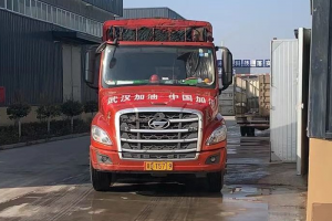 致敬舍棄節(jié)日戰(zhàn)疫情的逆行者，乘龍汽車致敬卡車英雄！