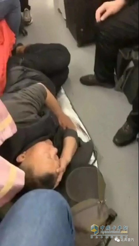 圖為送車公司將車輛送達天津后，買不到返程車票，睡在車廂過道上