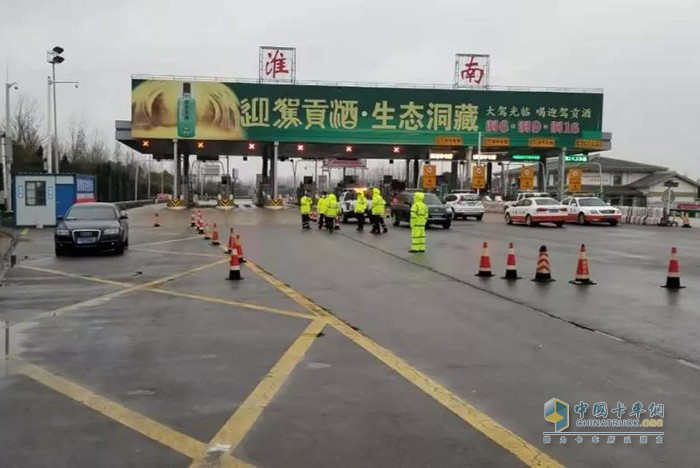 當(dāng)?shù)匾咔楣芸?，高速路通道暫時關(guān)閉
