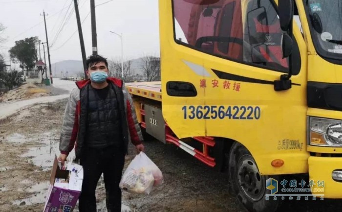 濰柴服務人員第一時間趕赴車輛受困地，并為司機送去了食物