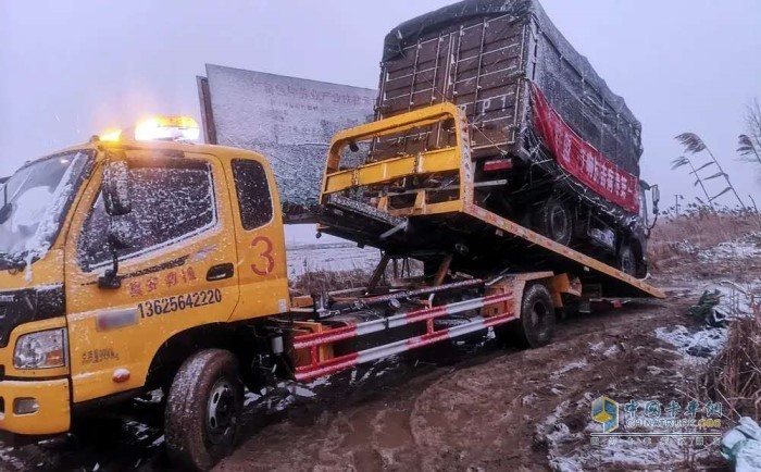受困車輛和司機順利抵達濰柴服務站