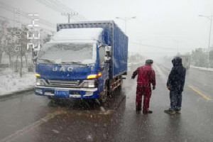 大雪中121公里救援  24小時待命 江淮輕卡的責任與堅守