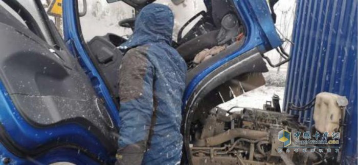 江淮服務(wù)站工作人員冒雪對(duì)車輛進(jìn)行排查