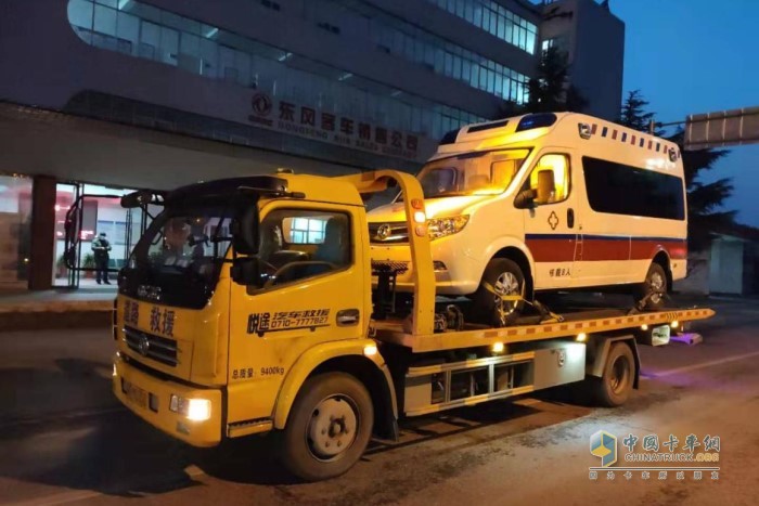 高總駕駛東風(fēng)多利卡清障車(chē)準(zhǔn)備出發(fā)