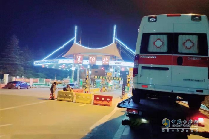 總駕駛東風(fēng)多利卡清障車(chē)離開(kāi)襄陽(yáng)