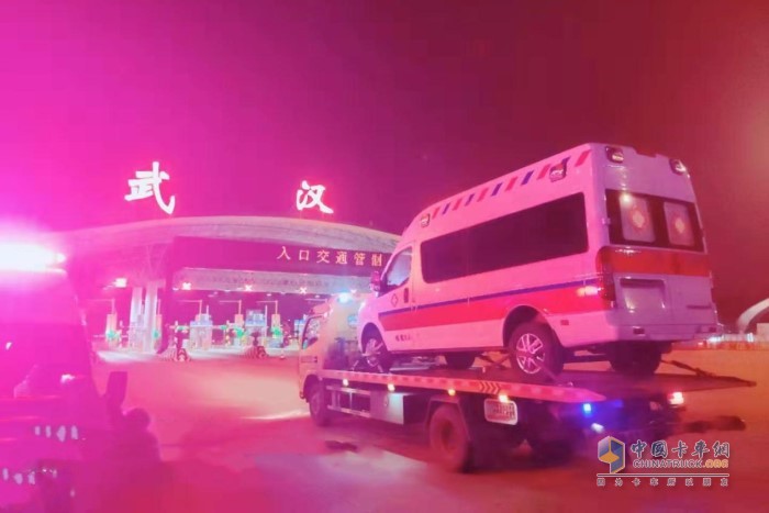 搭載負(fù)壓救護(hù)車(chē)的東風(fēng)多利卡清障車(chē)到達(dá)武漢收費(fèi)站