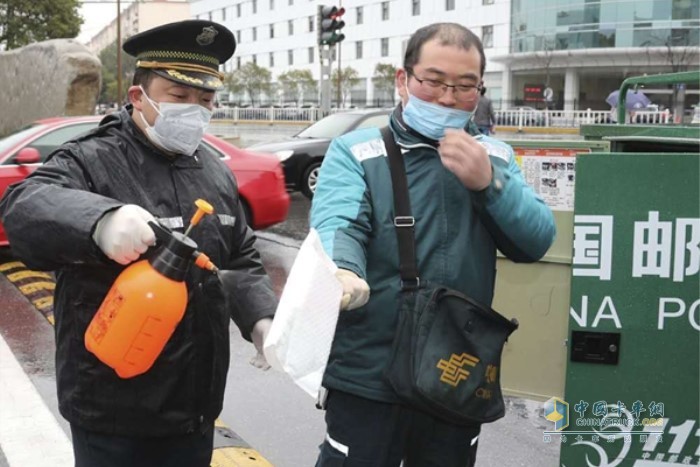 無論是事業(yè)部員工，還是業(yè)務往來的客戶，只要進廠門必消毒
