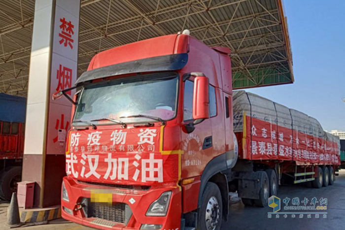 讓自己的卡車望一眼“娘家”，祈禱它的“娘家”快快好起來