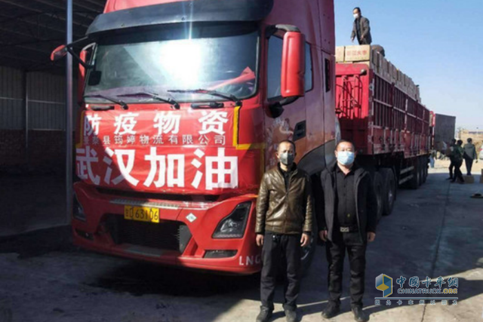 根據(jù)東風(fēng)車聯(lián)網(wǎng)大數(shù)據(jù)顯示，至少有6萬多東風(fēng)商用車運輸人仍舊日夜兼程地戰(zhàn)斗在疫情前線