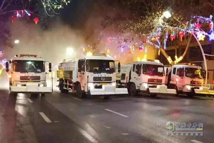搭載東風(fēng)天錦底盤的霧炮車、灑水車等消毒作業(yè)車輛