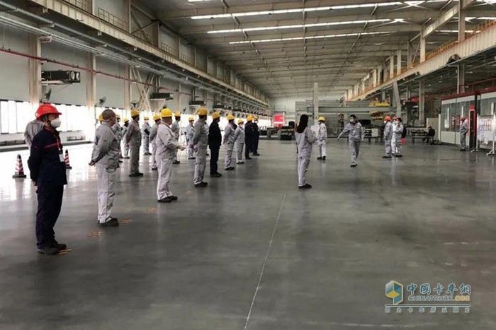 動員會上，車輛工廠廠長張金安要求大家要高度重視疫情防控工作，抓好疫情防疫工作在現(xiàn)場的落地