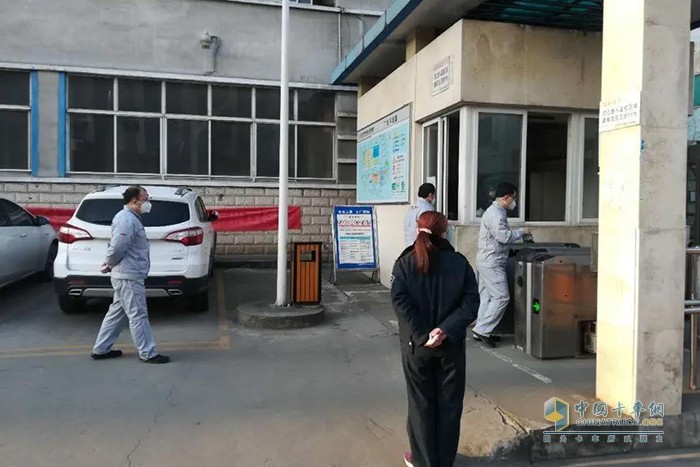 來到廠門口時，大家間隔1.5米左右排隊檢測體溫、填寫承諾書后進入車間現(xiàn)場