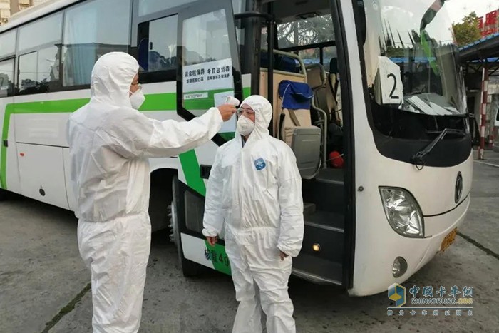2月25日，車身廠啟用9輛消殺后的通勤車，接送97名員工上下班