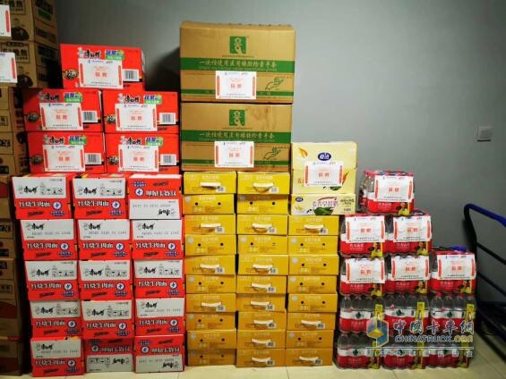 陜汽商用車捐贈(zèng)物資