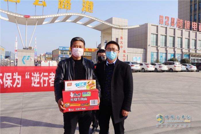 公路港援鄂司機(jī)的物資發(fā)放結(jié)束后，弘康環(huán)保孫總一行立即趕往金橋社區(qū)為執(zhí)勤人員送去慰問物資