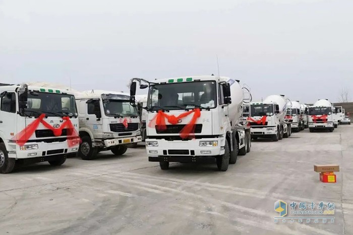 華菱星馬批量攪拌車交付上海客戶
