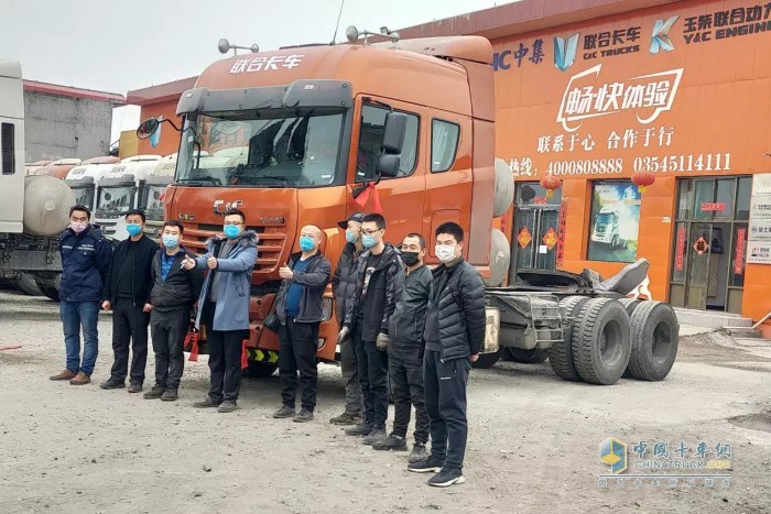 一輛經(jīng)過修復(fù)完成的聯(lián)合卡車交付客戶，客戶雙手點(diǎn)贊