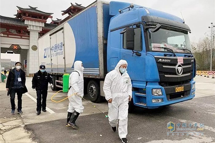 一輛搭載康明斯X12發(fā)動(dòng)機(jī)的福田歐曼卡車穿過空蕩蕩的城區(qū)，駛?cè)牒背啾谑型瑵?jì)蒲紡醫(yī)院