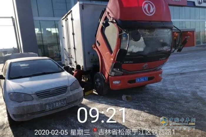 卡友肖昌文駕駛的東風(fēng)多利卡因電子熄火器時長太久半路損壞，東風(fēng)輕卡服務(wù)站及時救援搶修