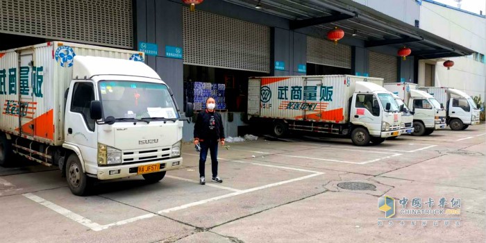 慶鈴汽車(chē)與超市員工共同堅(jiān)守崗位