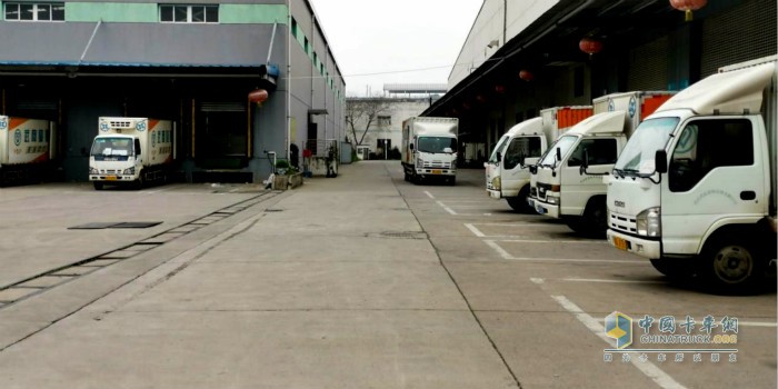武商超市配送中心車(chē)隊(duì)用慶鈴汽車(chē)完成配送任務(wù)