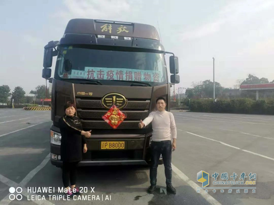 穆秋、丈夫李東新與自家搭載解放動力奧威CA6DM3發(fā)動機的解放J6P合影