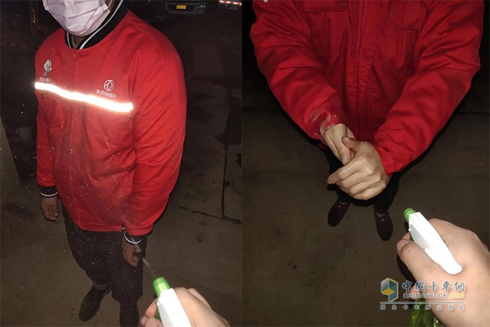 邵振國正在為同事消毒