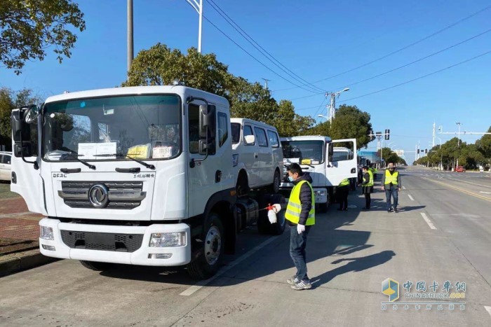 11臺東風汽車股份防疫霧炮車專用底盤發(fā)往長沙