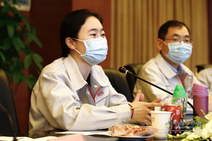 比亞迪總裁辦主任李巍、品質(zhì)處總經(jīng)理趙儉平介紹相關(guān)口罩生產(chǎn)情況