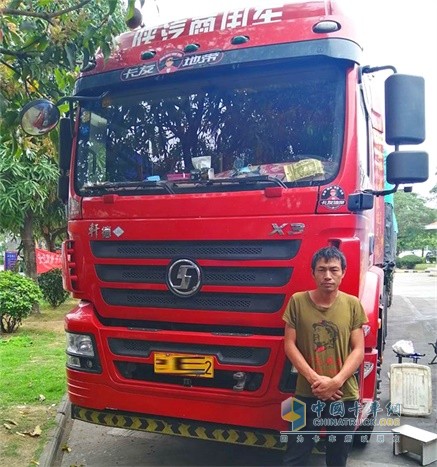 陜汽商用車(chē)用戶(hù)郭長(zhǎng)健與他的軒德燃?xì)?×4牽引車(chē)