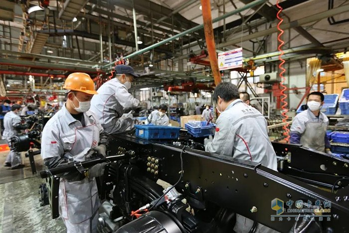 東風新疆員工們正為疫情防控、防疫車輛生產(chǎn)、復工復產(chǎn)準備等工作貢獻力量。