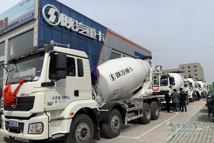 淮北地區(qū)，五臺(tái)標(biāo)準(zhǔn)版攪拌車按時(shí)交付客戶