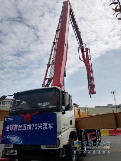 全球首臺(tái)五橋70米泵車正式發(fā)布