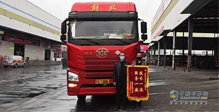 老張將寫有“技術(shù)一流、服務(wù)一流”八個(gè)大字的錦旗送到了濰柴舒創(chuàng)服務(wù)站