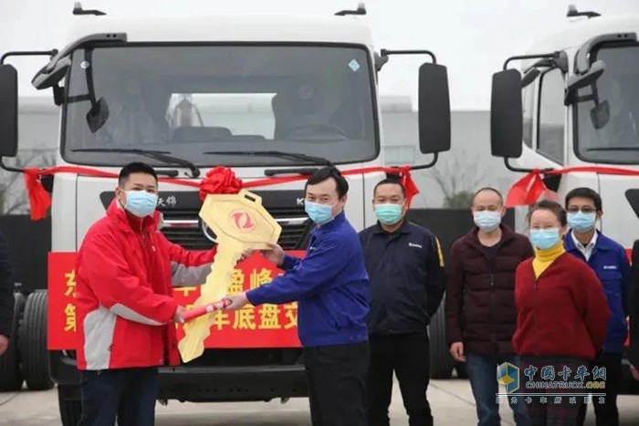 3月13日，東風(fēng)商用車(chē)將500輛東風(fēng)天錦底盤(pán)車(chē)正式交付盈峰中聯(lián)環(huán)境