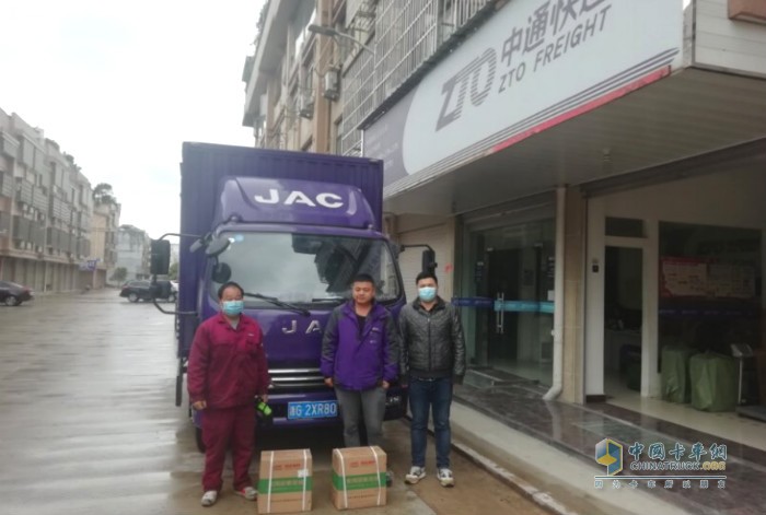 江淮輕卡工作人員到達(dá)用戶現(xiàn)場后，在第一時(shí)間送上禮品