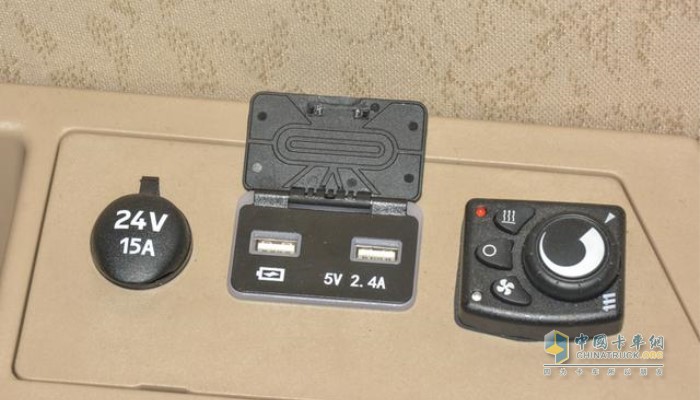 臥鋪頂端還有一個點煙器接口和兩個USB充電接口