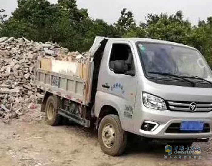 福田小金剛在鄉(xiāng)村道路載運(yùn)砂石等，能拉快跑，輕松應(yīng)對