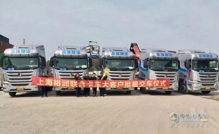上海裕潤(rùn)汽車銷售有限公司批量交付上海港口客戶50臺(tái)聯(lián)合卡車
