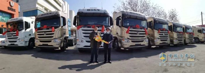新疆麒麟之星批量交付國(guó)六牽引車21臺(tái)
