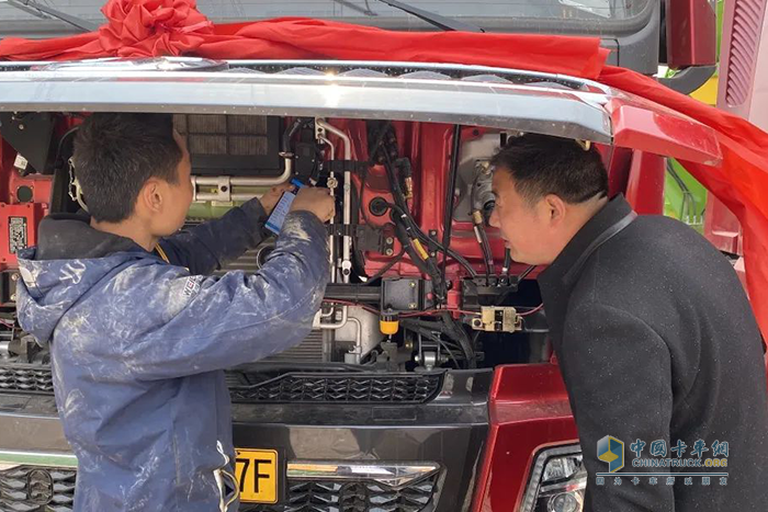 對車輛的產(chǎn)品性能、保養(yǎng)周期等進行了全方位的繞車講解