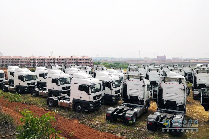 德國(guó)曼恩交付給順豐快運(yùn)的TGX牽引車